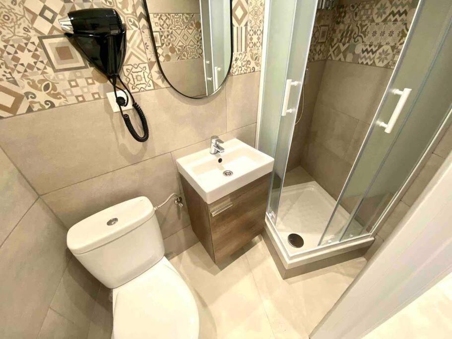 Apartamentos Con Bano Privado Frente Al Metro L5 Barcelona-Hospitalet Оспиталет де Лобрегат Екстериор снимка
